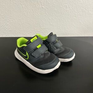 Toddler Nike Shoes Sz 6C